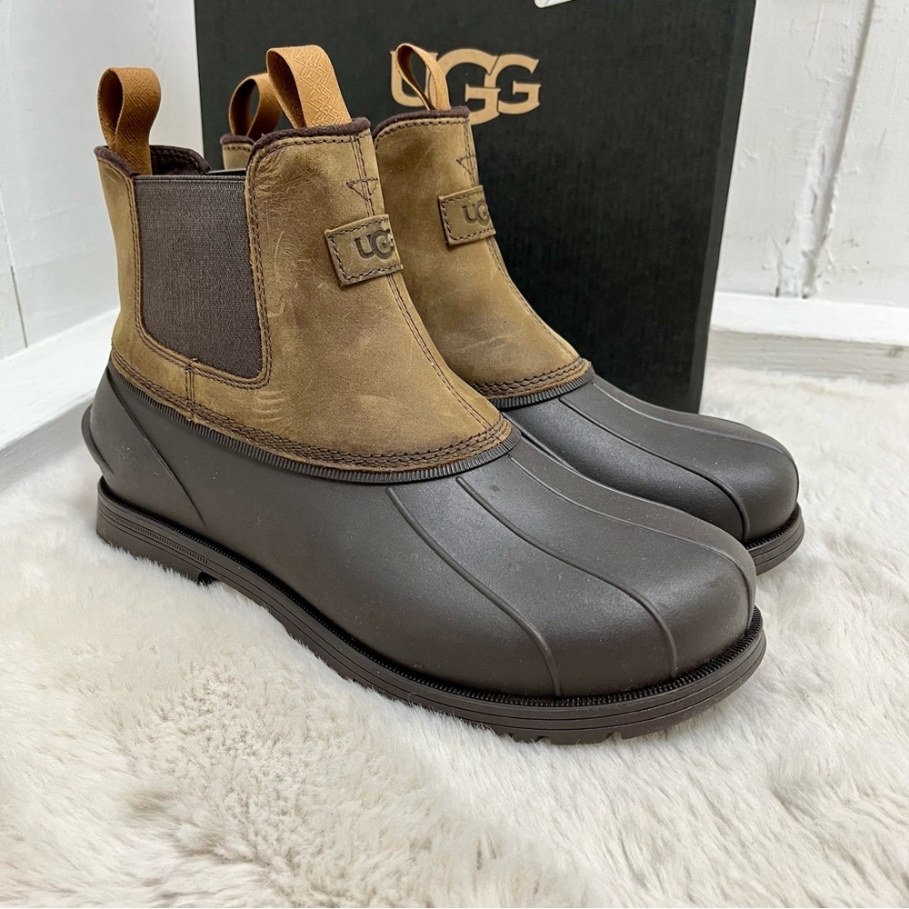 SOLD! Ugg Gatson Chelsea Boot - Picture 1 of 15